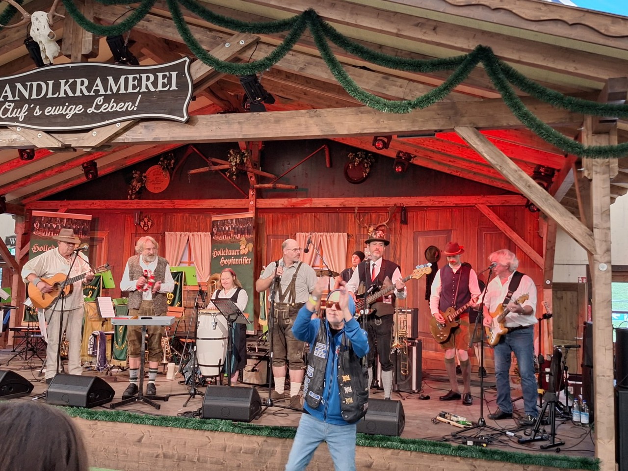 Das Rote Motorrad am Oktoberfest im Zelt Boandlkramerei